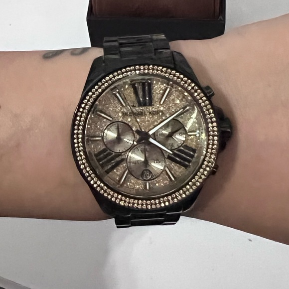 Black & Gold Michael Kors watch - Picture 3 of 5